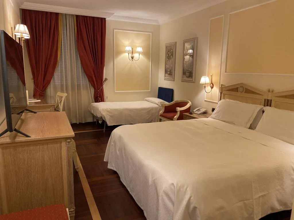 TRIPLE TWO BEDS Room, Palazzo Alabardieri, Naples