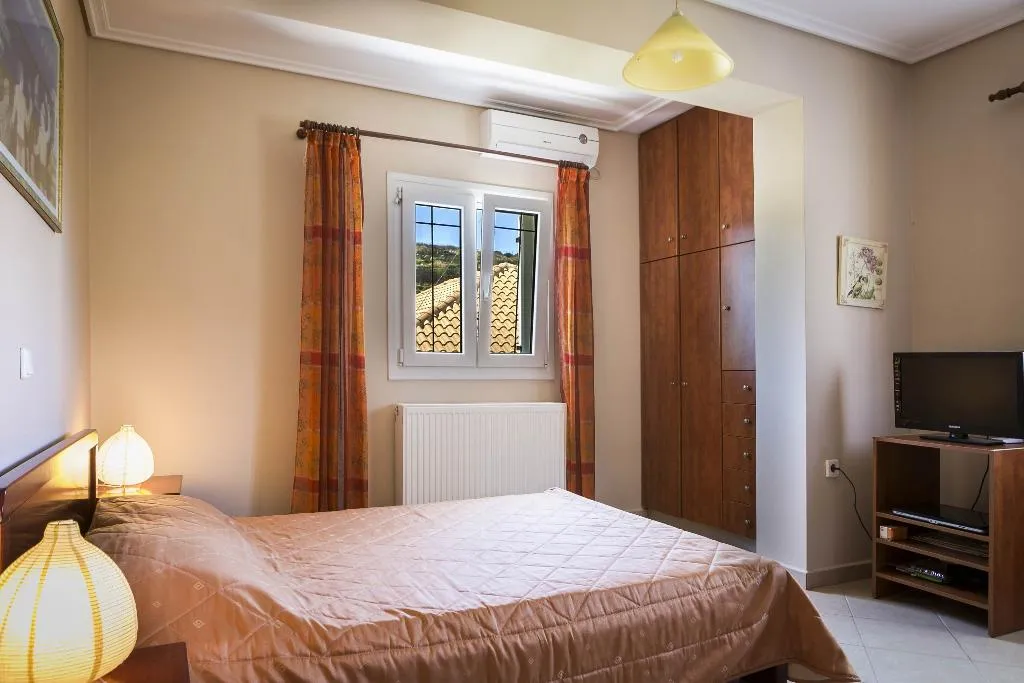 APARTMENT CAPACITY 6 Room, Evi's Garden, Kefallinia