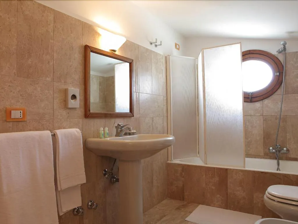 Room, Le Due Sirene, Naples