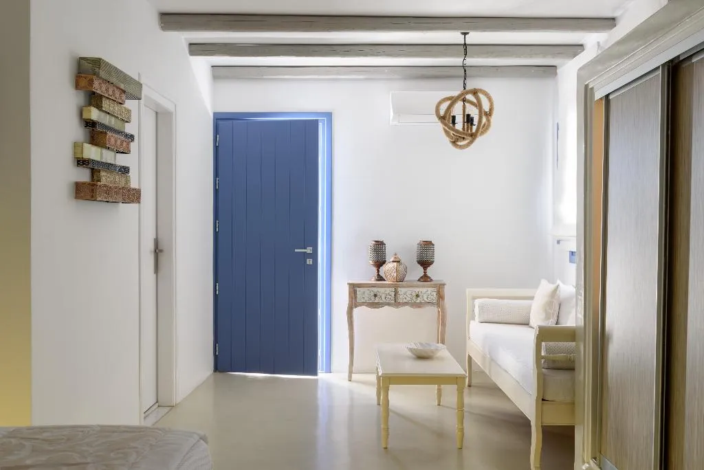 SUITE WITH JACUZZI Room, Kamares Apartments, Santorini