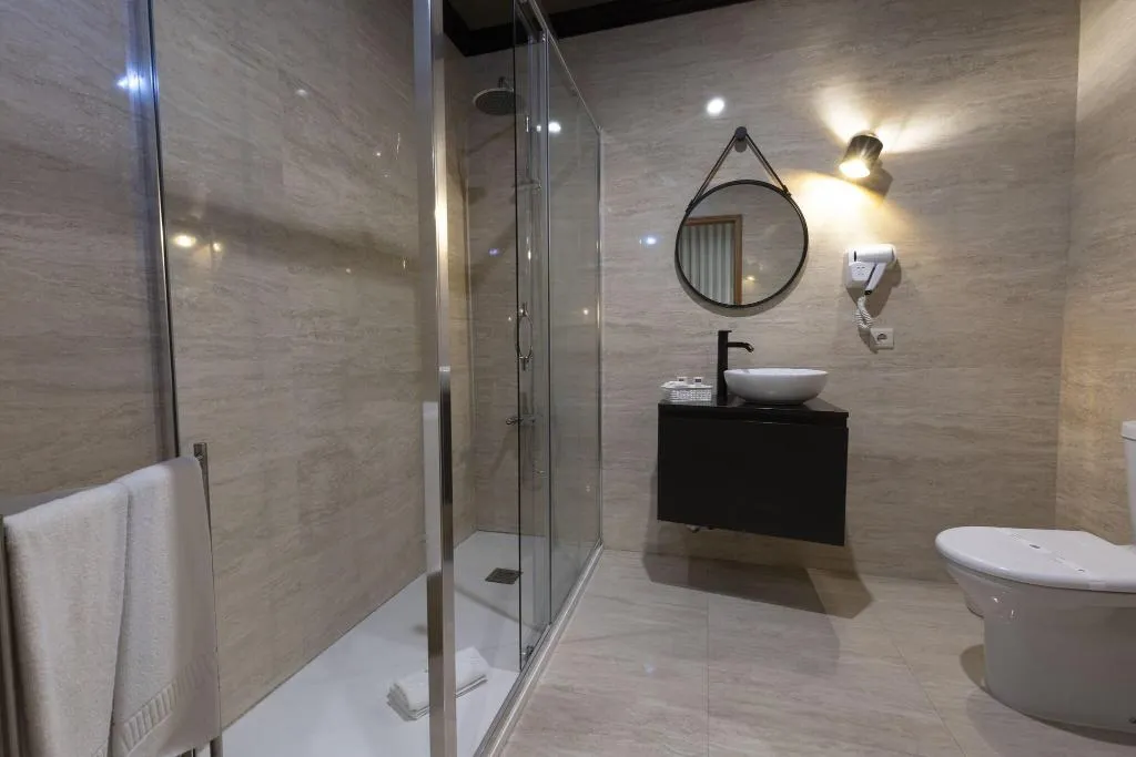 TRIPLE TWO BEDS Room, America, Porto