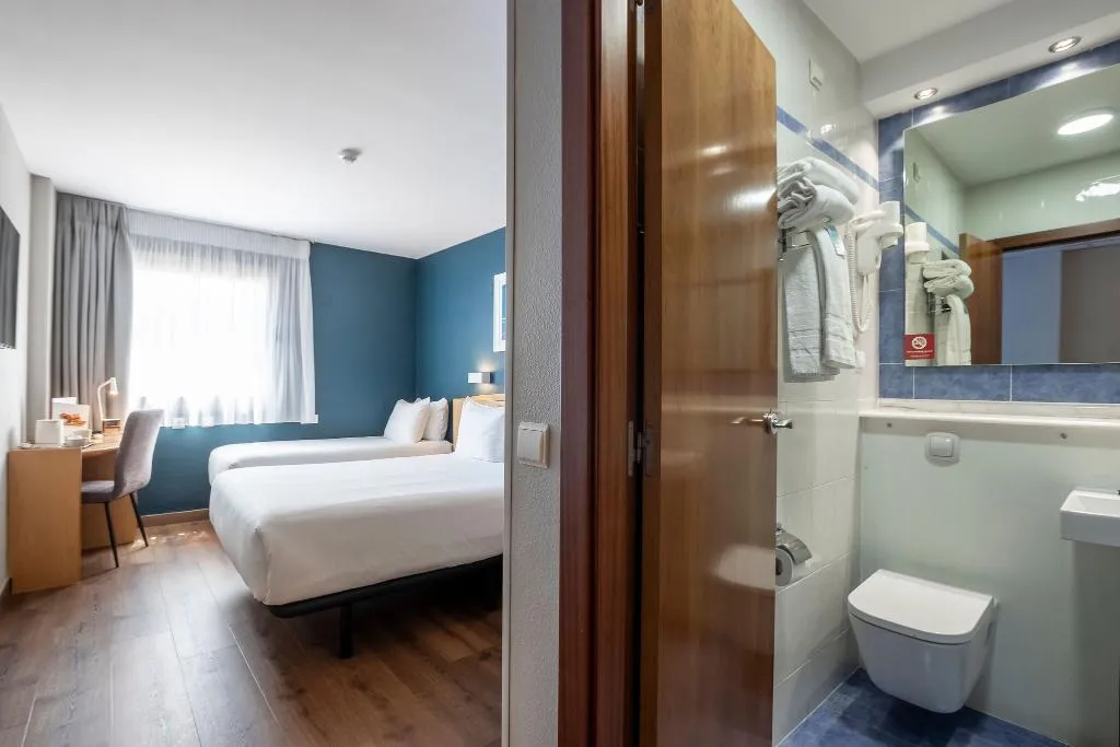 Double or Twin CAPACITY 3 Room, Travelodge Alicante Puerto, Costa Blanca