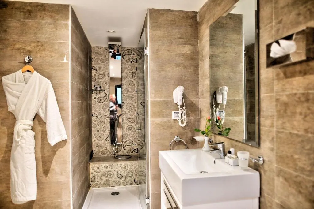 Room, Lac Leman, Tunisia