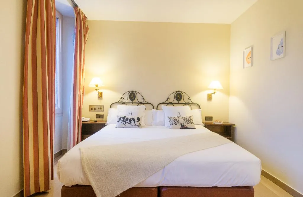 Room, Andria, Costa Brava