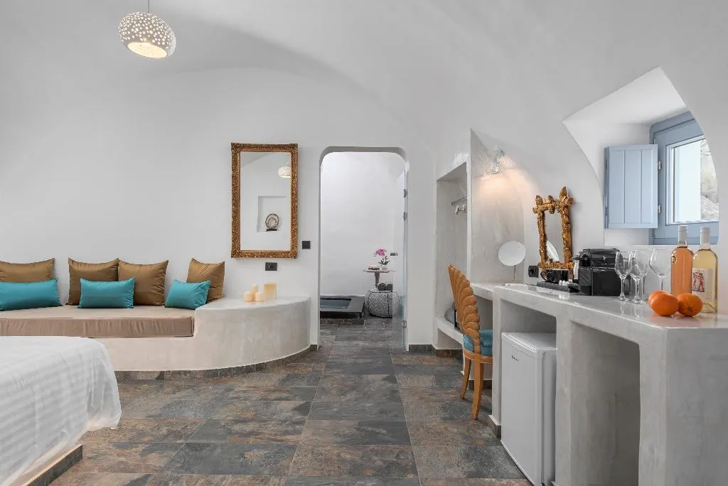 SUITE DELUXE WITH JACUZZI Room, Sole D'Oro Luxury Suites, Santorini