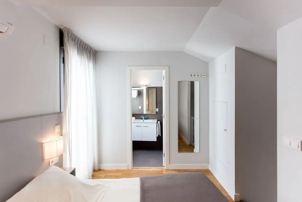 APARTMENT THREE BEDROOMS Room, Mon Suites Catedral, Valencia
