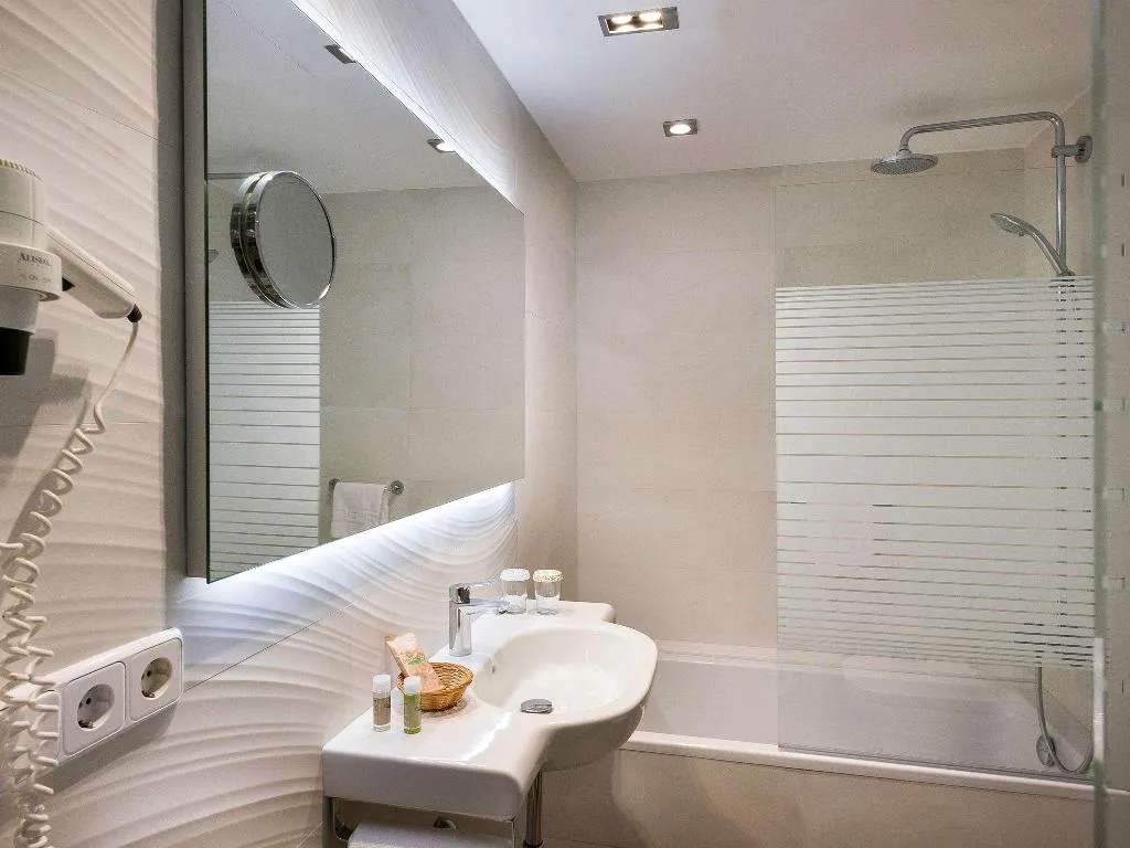 TRIPLE STANDARD Room, ibis Styles Figueres Ronda, Costa Brava