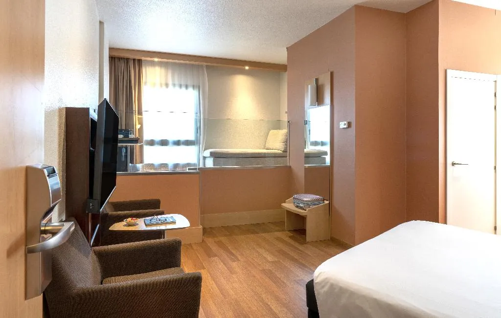 DOUBLE SUPERIOR Room, Ibis Madrid Centro las Ventas, Madrid