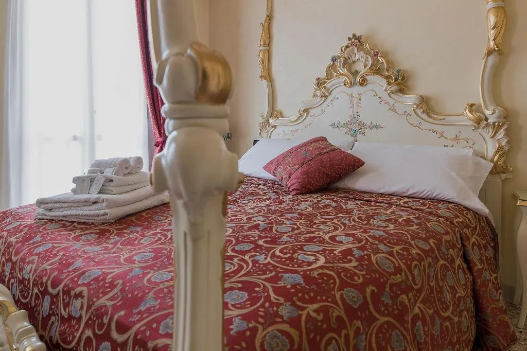 Room, Angeles Inn, Venice