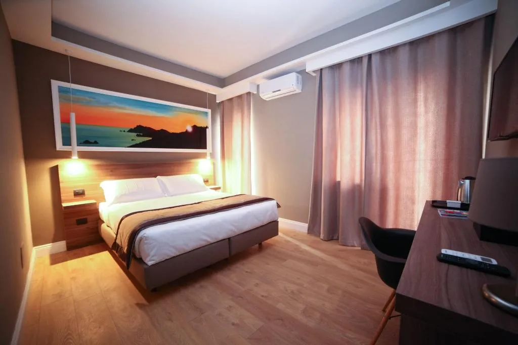 Room, 7Th Floor Suite, Naples