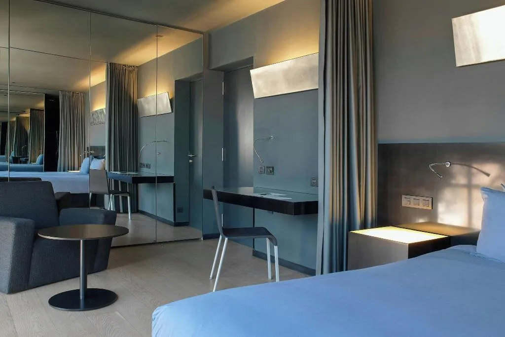 JUNIOR SUITE CITY VIEW TWO BEDS Room, Renaissance Barcelona Fira, Barcelona