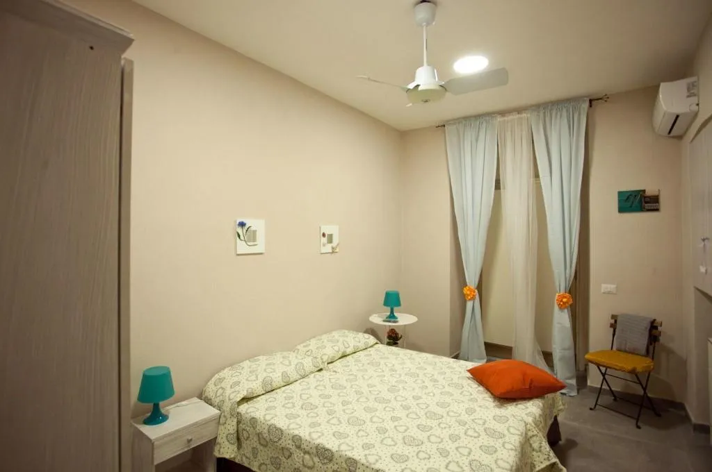 Room, B&B Cara Napoli, Naples