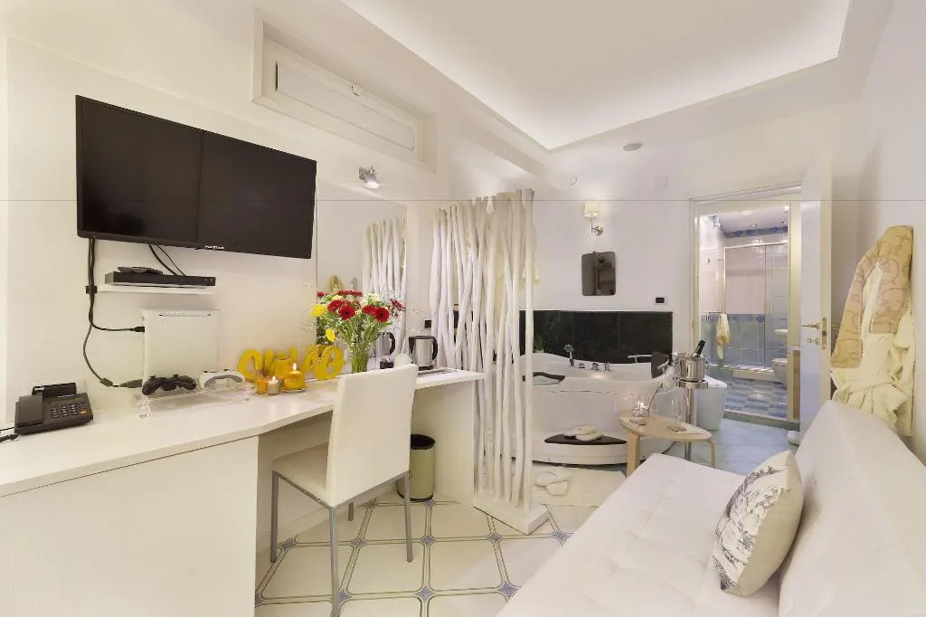 Room, B B Sorrento Central, Naples