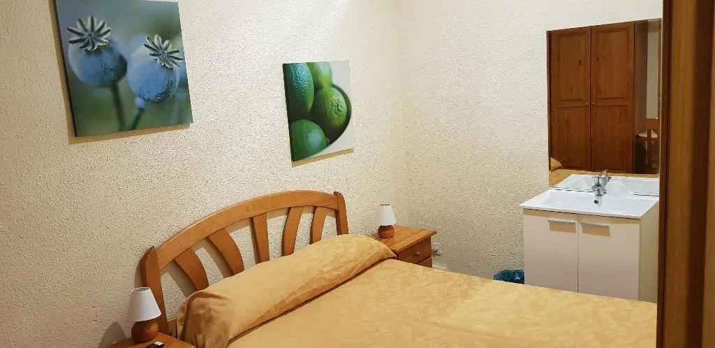 SINGLE WITH SHARED BATHROOM Room, Cuatro Caños, Madrid