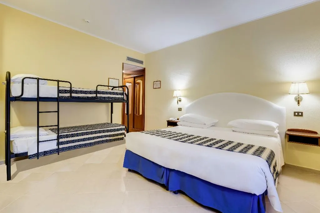 QUADRUPLE ECONOMY Room, Best Western Hotel La Solara, Naples