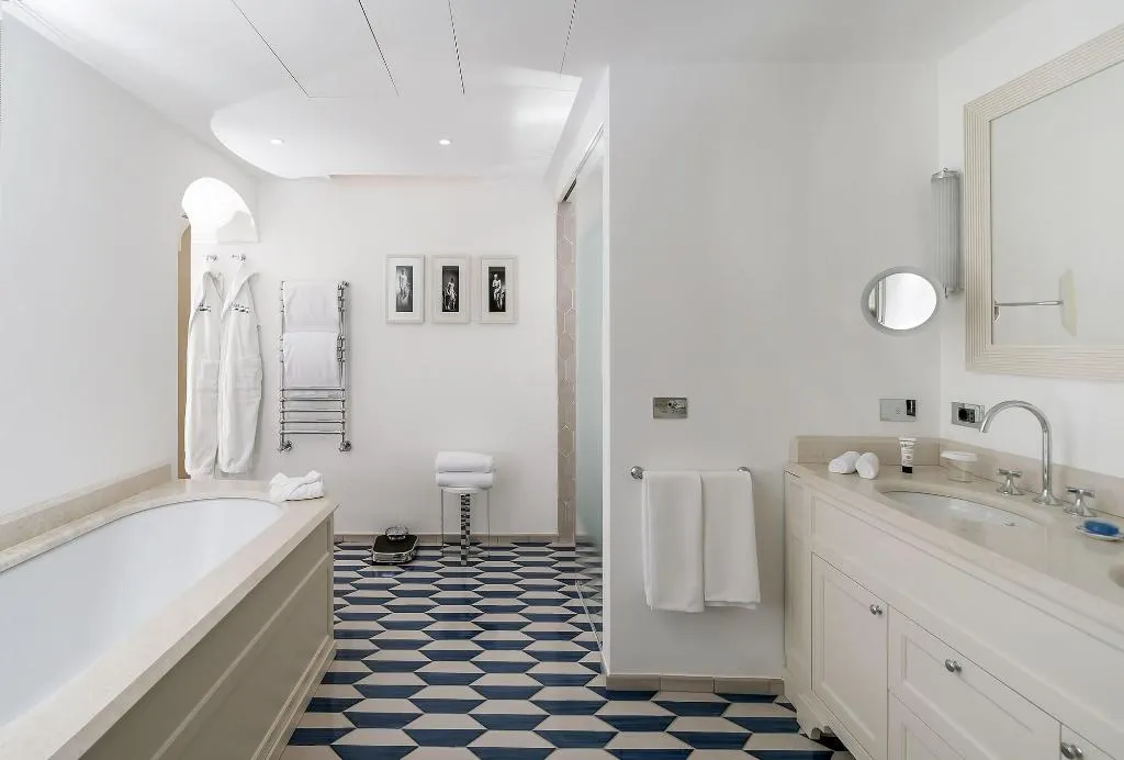 Room, Borgo Santandrea, Naples
