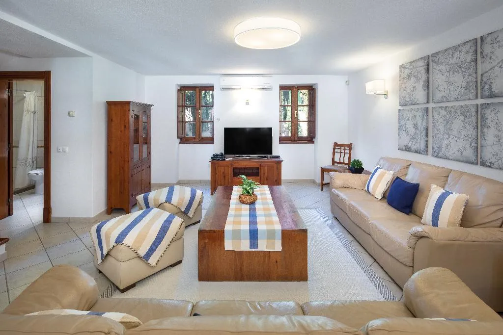 VILLA THREE BEDROOMS Room, Shantivillas, Algarve