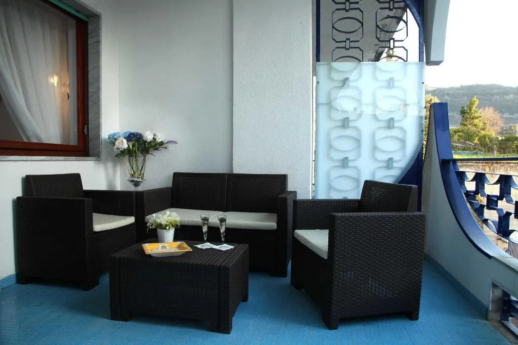 Room, The Reef, Naples