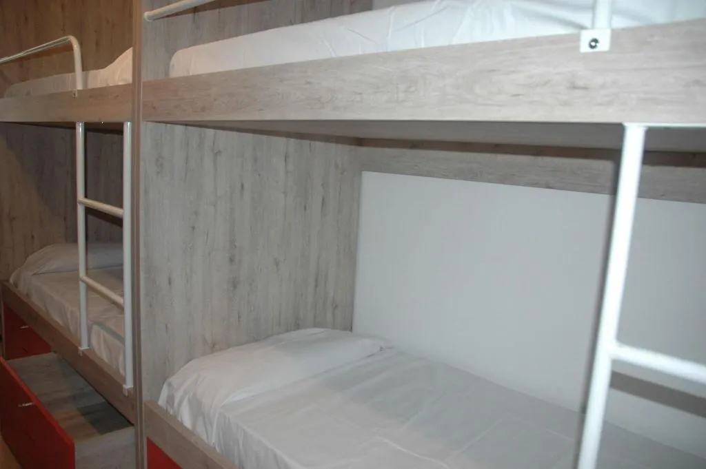 QUADRUPLE ONE BED Room, Break N Bed Hostel, Barcelona