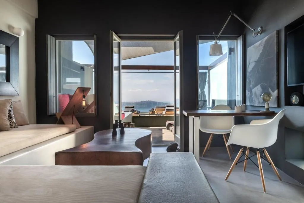 Room, West East Suites, Santorini