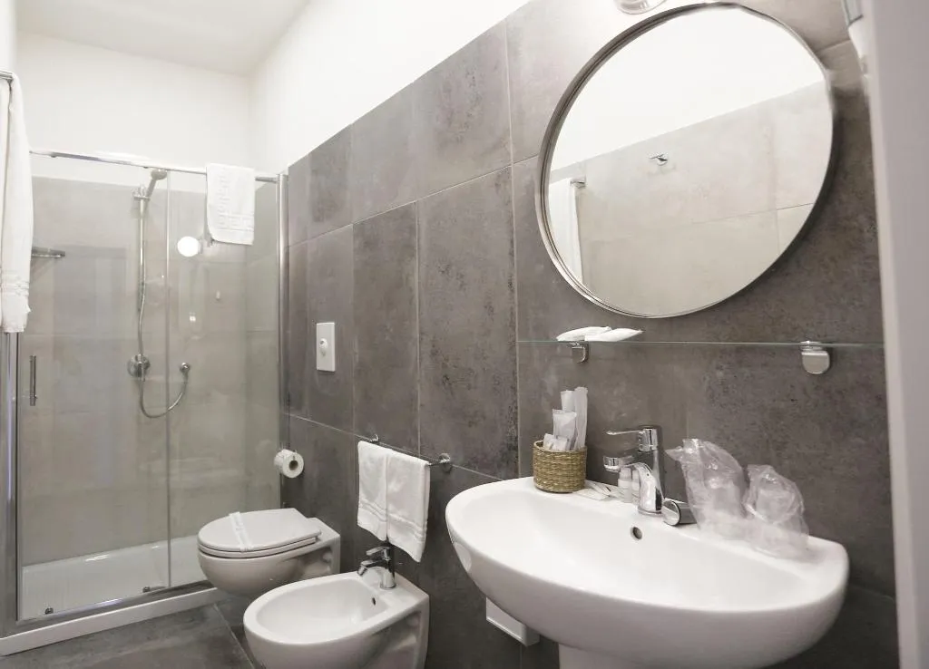 Room, Piazza Bovio 22, Naples