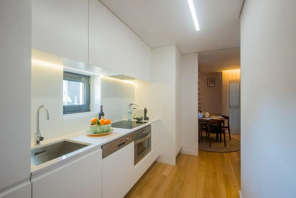 Room, Domum, Porto