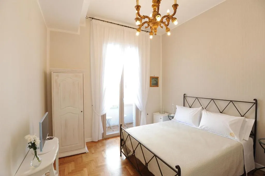 Room, Residenza Borbonica, Naples