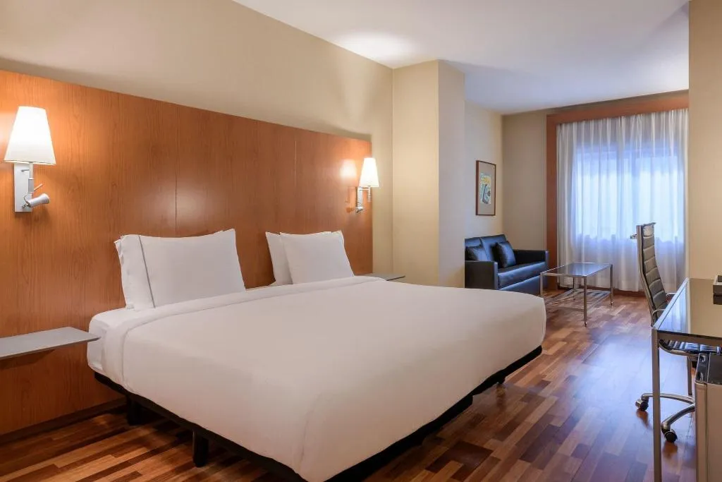 DOUBLE SUPERIOR QUEEN BED Room, AC Madrid Aravaca, Madrid