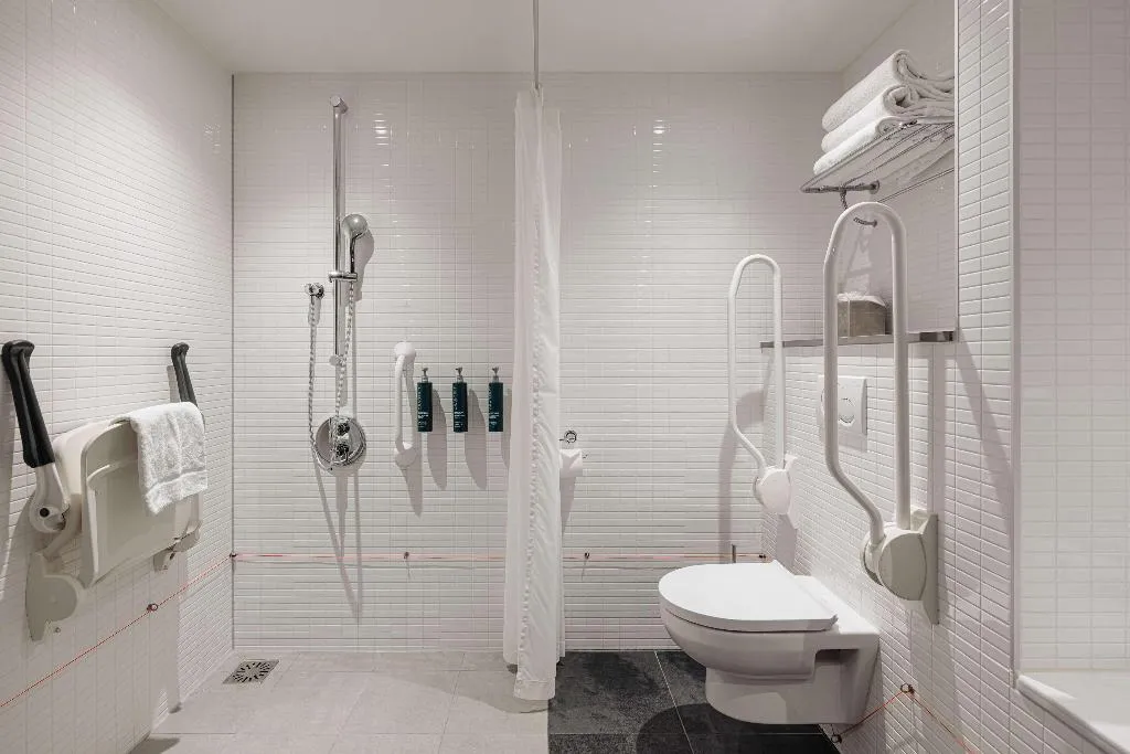 DOUBLE Accessible Room, DoubleTree by Hilton Amsterdam Centraal Station, Amsterdam