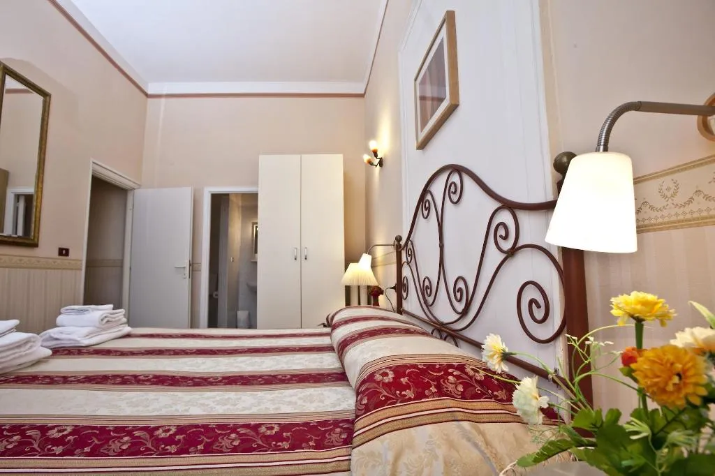 Room, Medinaples, Naples
