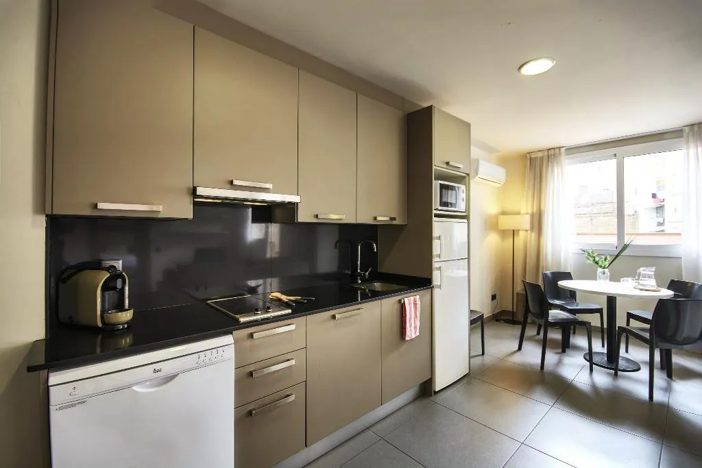 APARTMENT CAPACITY 5 ONE BEDROOM Room, Pierre & Vacances Barcelona Sants, Barcelona