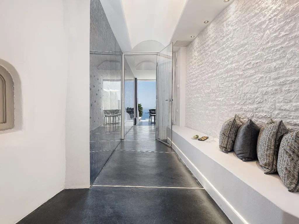 SUITE WITH JACUZZI Room, On The Rocks Hotel, Santorini