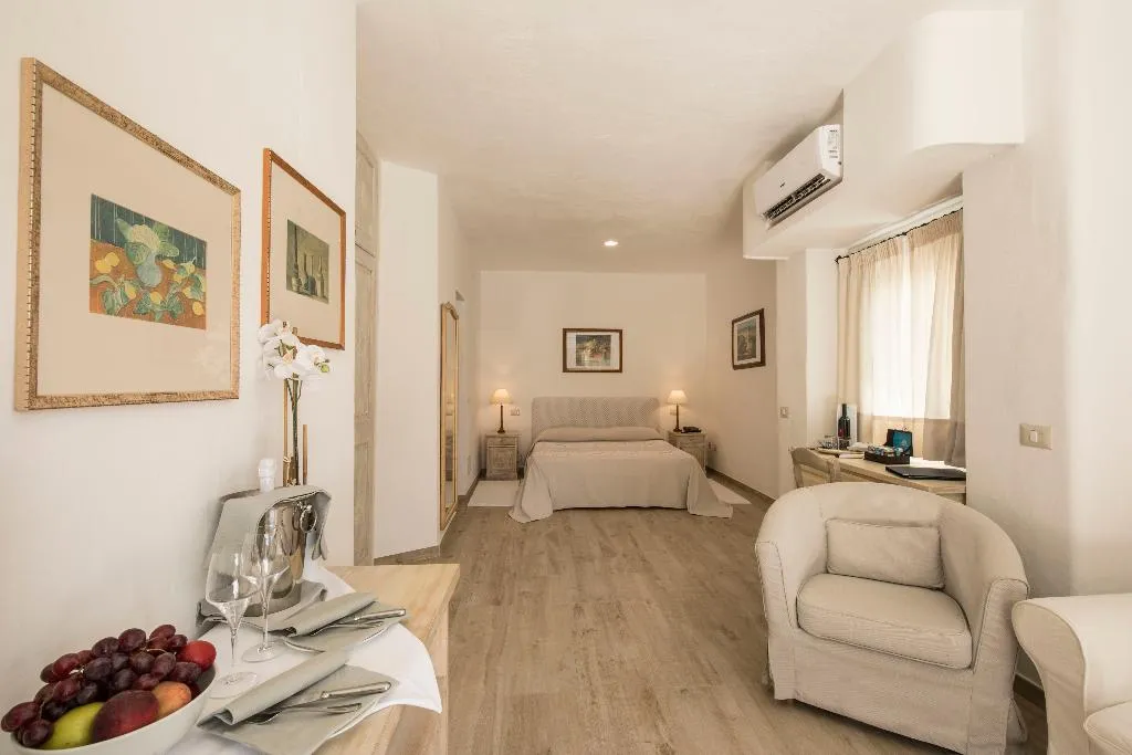 JUNIOR SUITE WITH PRIVATE POOL Room, Grand Relais dei Nuraghi, Olbia