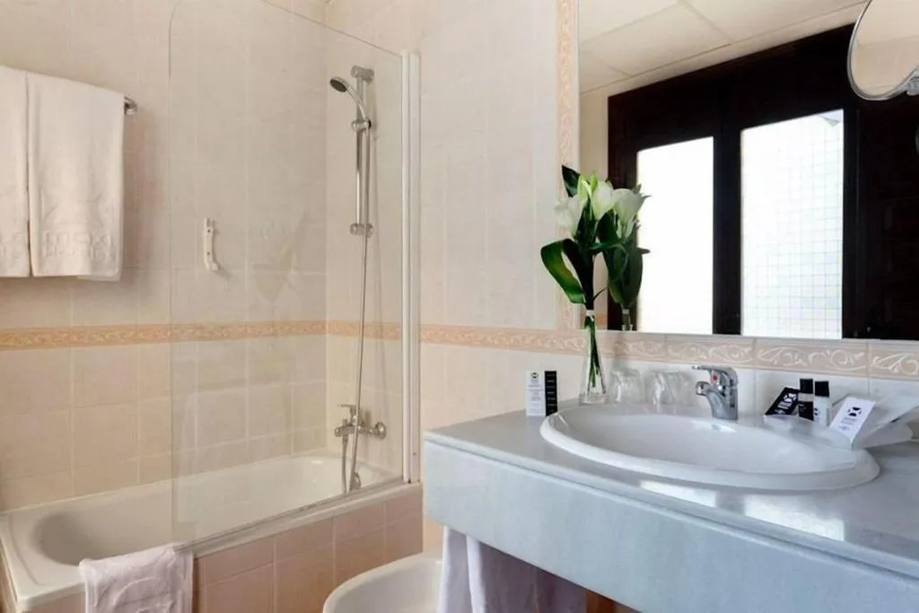 TRIPLE CLASSIC Room, Sercotel Toledo Imperial, Madrid
