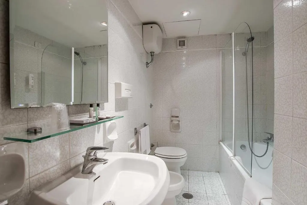 TRIPLE SUPERIOR Room, Tritone, Rome