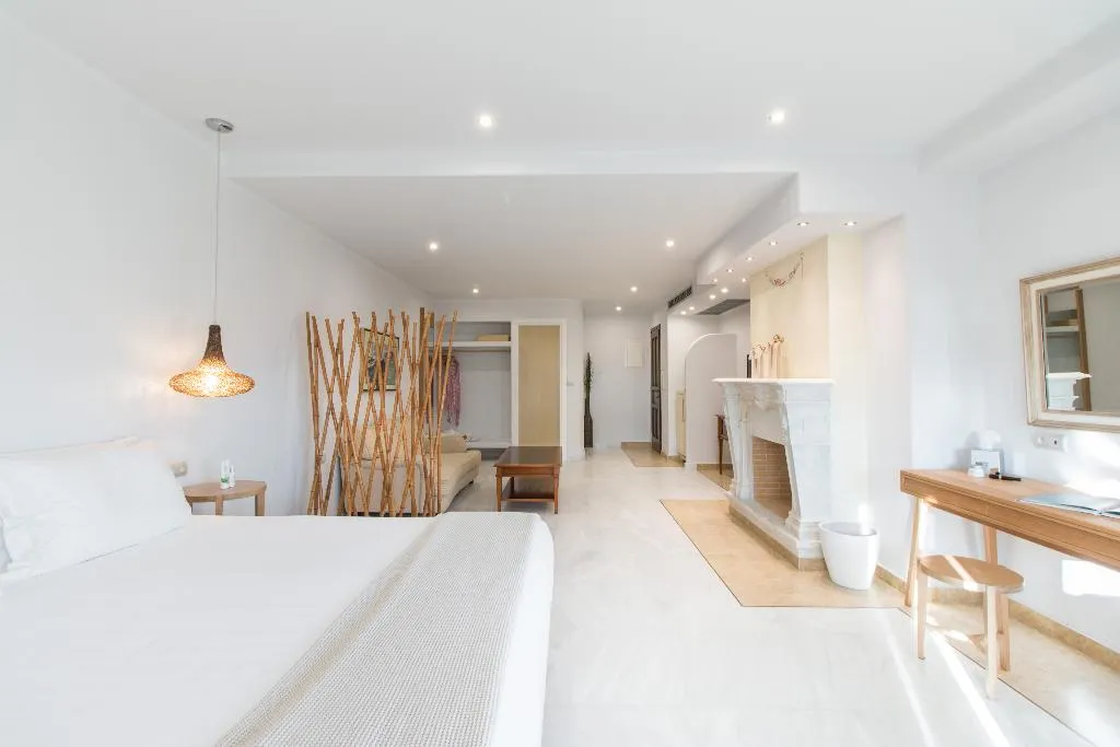 SUITE WITH JACUZZI Room, Finikas Hotel Naxos, Mykonos