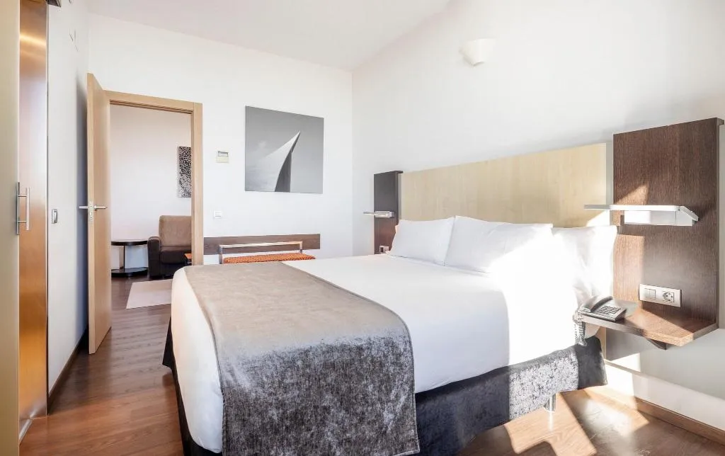 JUNIOR SUITE QUEEN SIZE BED Room, Ilunion Aqua 4, Valencia