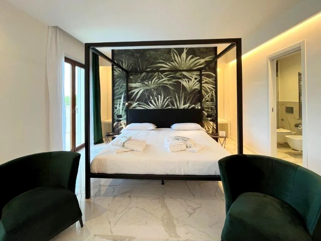 JUNIOR SUITE POOL VIEW Room, Hotel Alpha, Naples