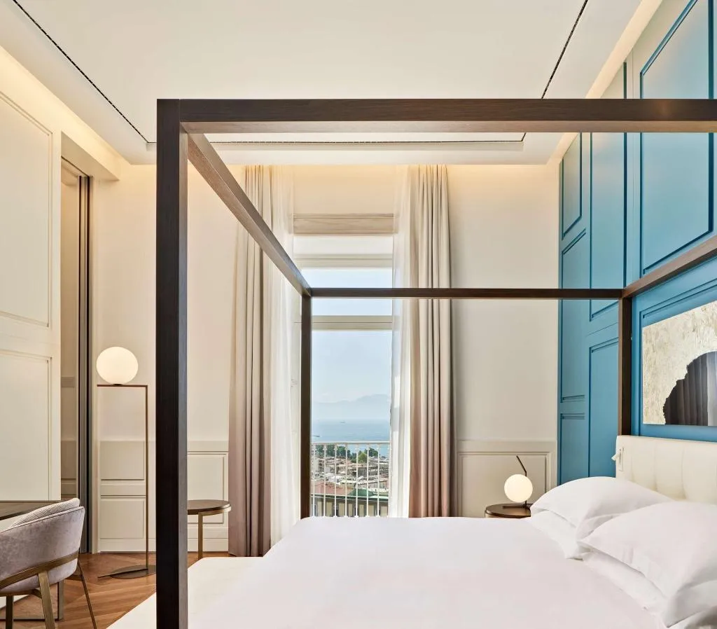 SUITE KING SIZE BED Room, de Bonart Naples-Curio Collection by Hilton, Naples