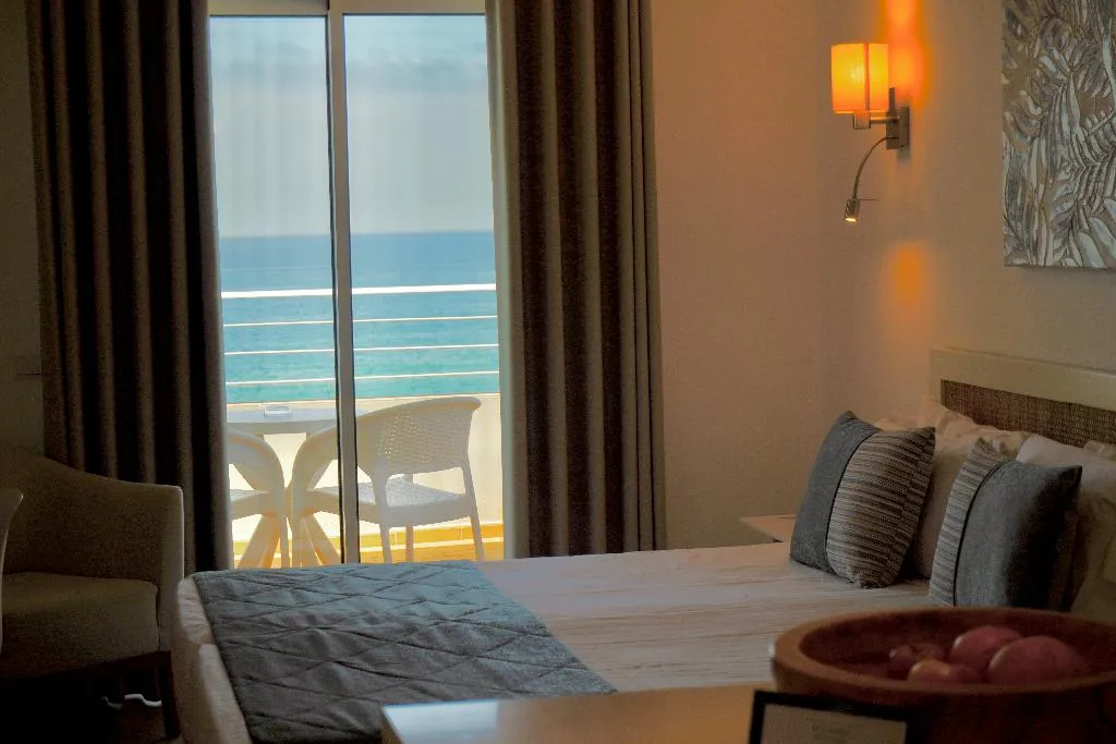 STUDIO DELUXE OCEAN FRONT Room, Clube Porto Mós, Algarve