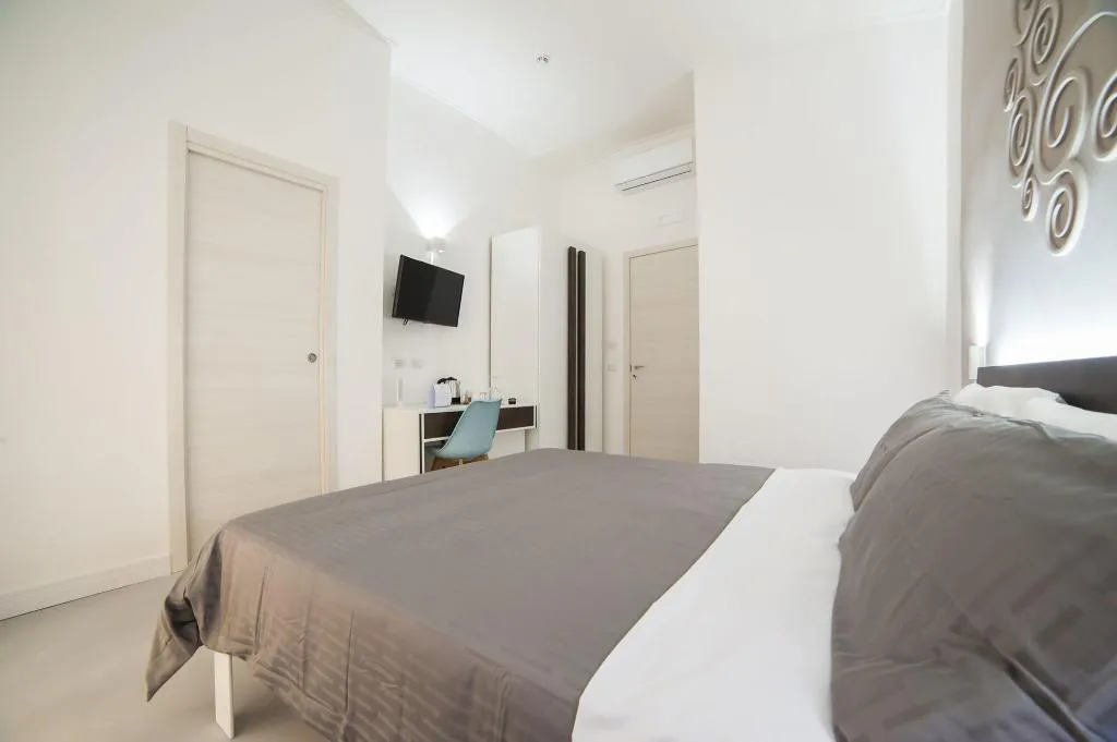 Room, Dada Suite, Naples
