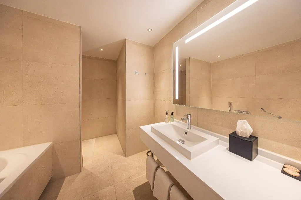 TRIPLE DELUXE Room, Van der Valk Hotel Schiphol, Amsterdam