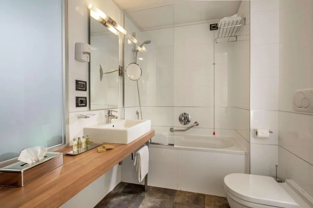 DOUBLE GUEST ROOM KING BED Room, DoubleTree by Hilton Milan, Milan