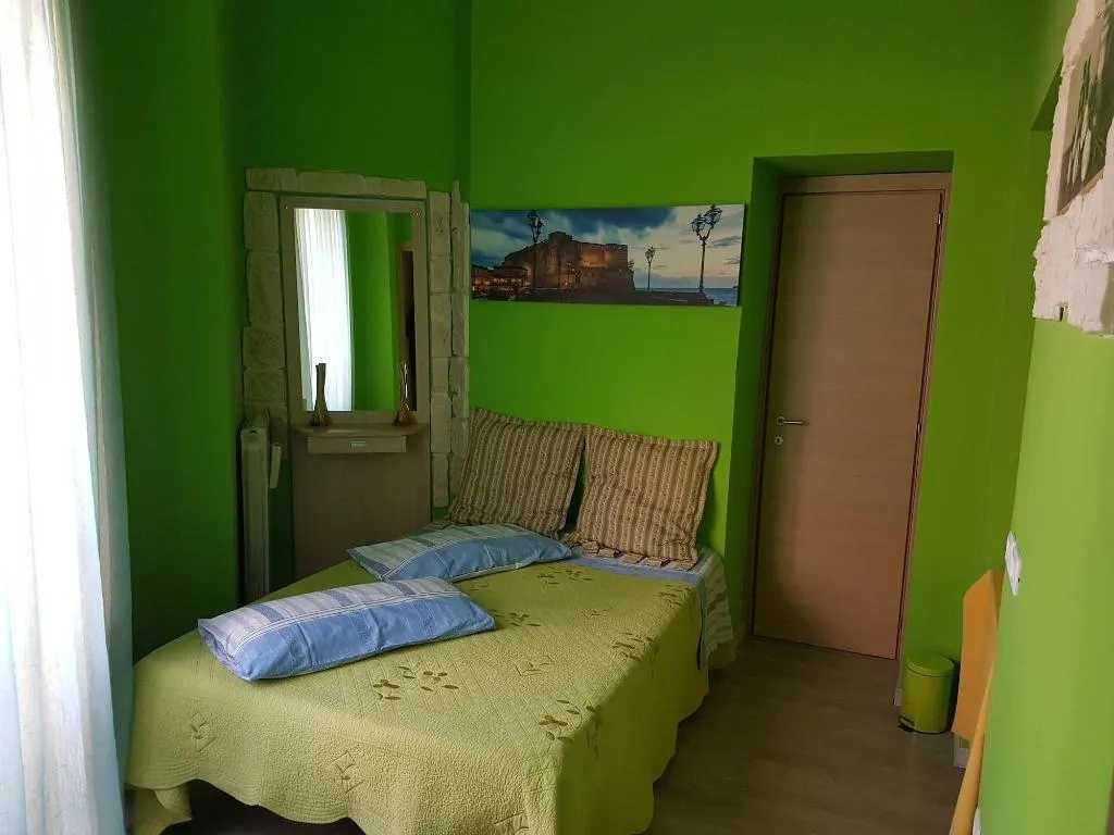 Room, Thousand Colors, Naples
