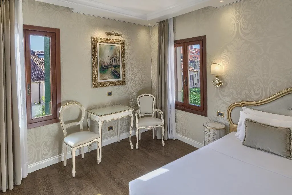Room QUEEN SIZE BED Room, Hotel Olimpia Venice, BW Signature Collection, Venice