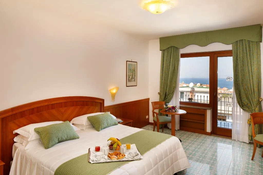 TRIPLE STANDARD Room, Grand Hotel Cesare Augusto, Naples