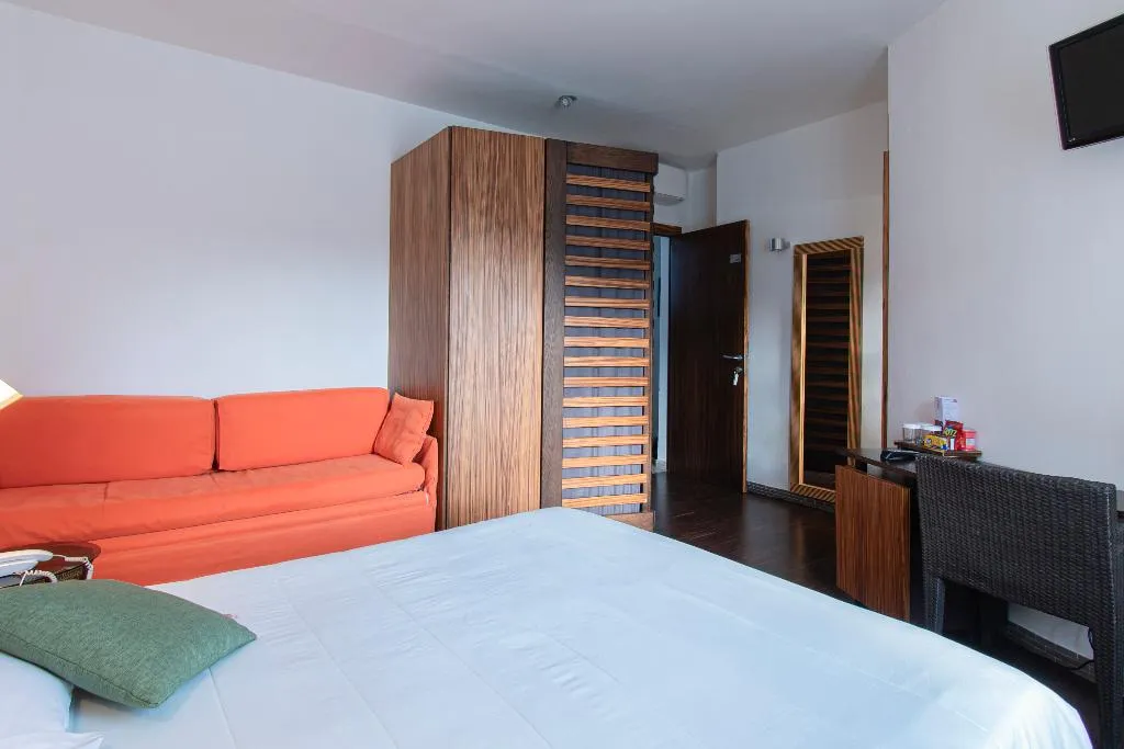TRIPLE CLASSIC Room, Marina 10 Boutique & Design Hotel, Naples