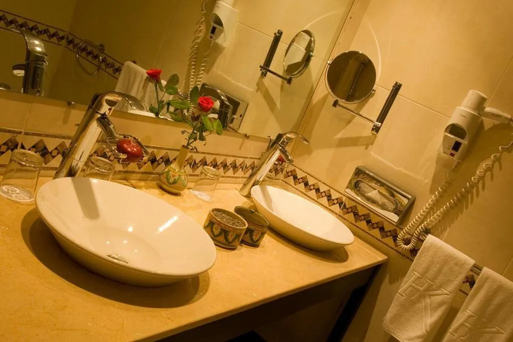 TRIPLE WITH BALCONY Room, Hotel Marrakech le Semiramis, Marrakech