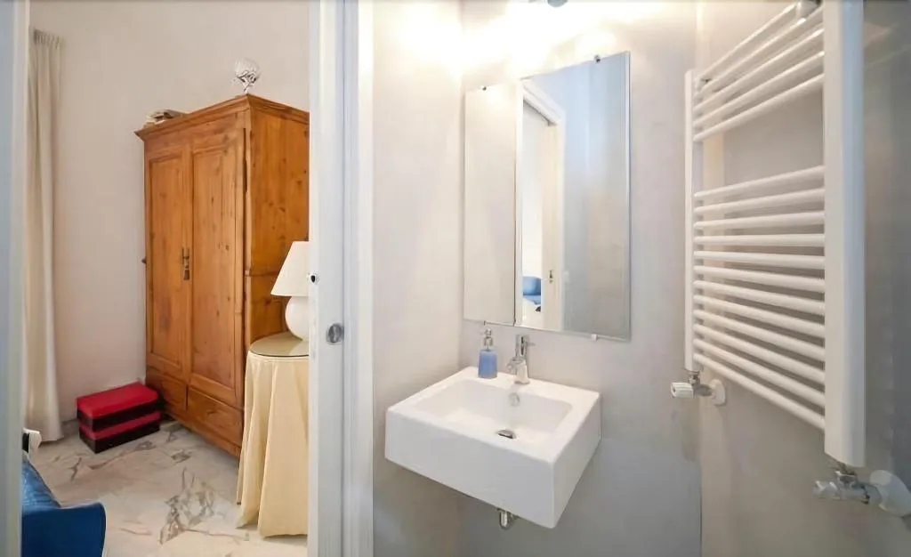 Room, 2 Be Home Colosseo, Naples