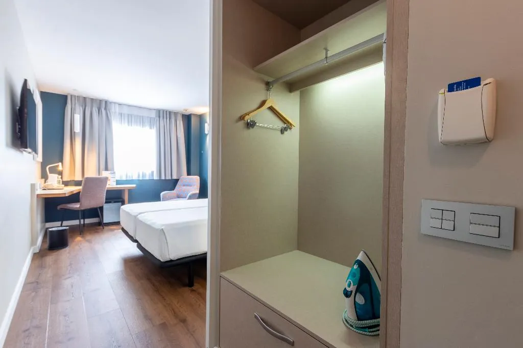 DOUBLE Accessible Room, Travelodge Malaga Aeropuerto, Costa Del Sol